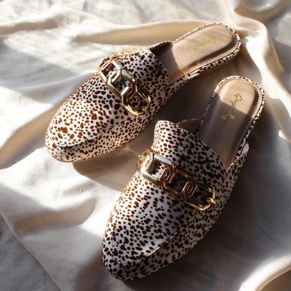 🚨FEW PAIRS LEFT// Leopard Print Chain Loafer Flat - Picture 2 of 6